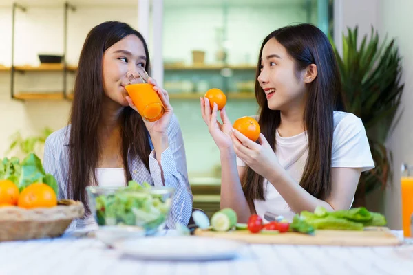 Asyalı Kadınlar Kahvaltı Yapmayı Yemek Odasında Organik Portakal Suyu Içmeyi — Stok fotoğraf