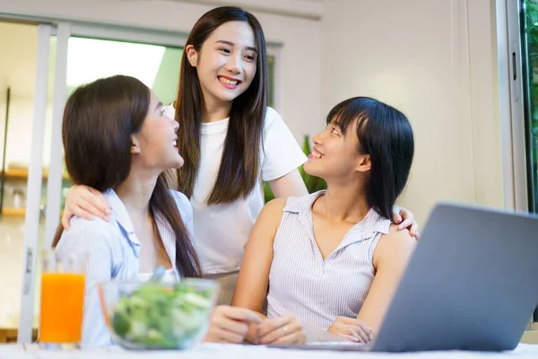 Csoport Ázsiai Fiatal Nők Dolgoznak Beszélnek Együtt Laptop Vagy Notebook — Stock Fotó