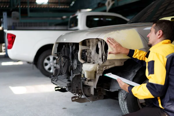 Senior Tecnico Automobilistico Professionale Ispezionare Veicolo Danneggiato Garage Ingegnere Meccanico — Foto Stock
