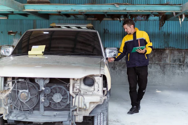 Uzman Otomotiv Teknisyeni Garajdaki Hasarlı Aracı Inceliyor Araba Makine Mühendisi — Stok fotoğraf
