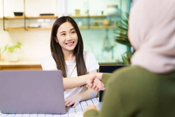 Boldog Gyönyörű Változatos Ázsiai Nők Együtt Dolgoznak Beszélgetnek Kamrában Közös — Stock Fotó