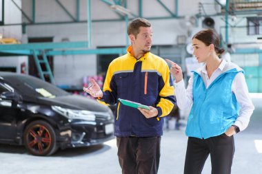 Otomotiv teknisyeni bir müşteriyi garajdaki tamir atölyesine götürüyor ve araç teftiş sürecini anlatıyor..