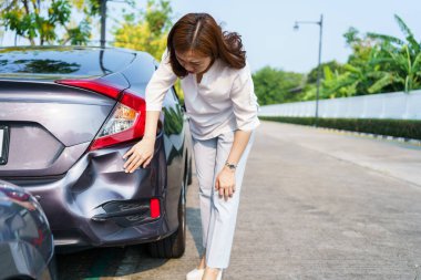 Araba arka tamponda kaza yaptı. Dikkatsiz sürücünün yol kazası.