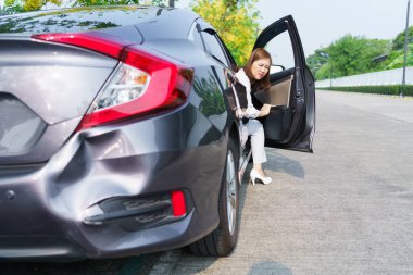 Araba arka tamponda kaza yaptı. Dikkatsiz sürücünün yol kazası.
