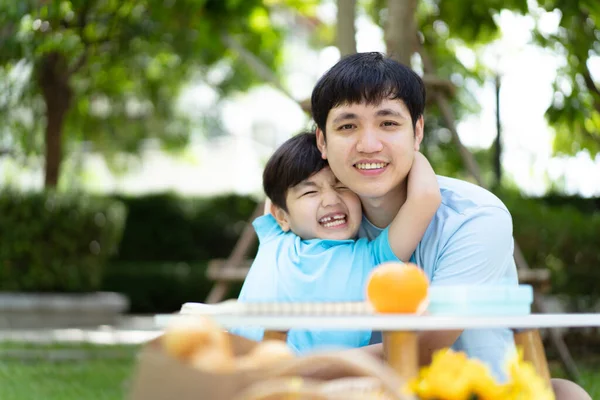 Mutlu Asyalı Baba Oğul Bahçede Pikniğin Tadını Çıkarıyorlar Oğlan Babasına — Stok fotoğraf