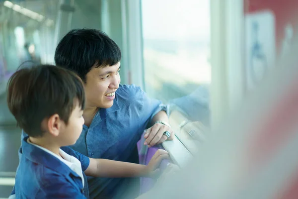 Felice Allegro Padre Figlio Asiatico Che Viaggiano Città Sul Treno — Foto Stock