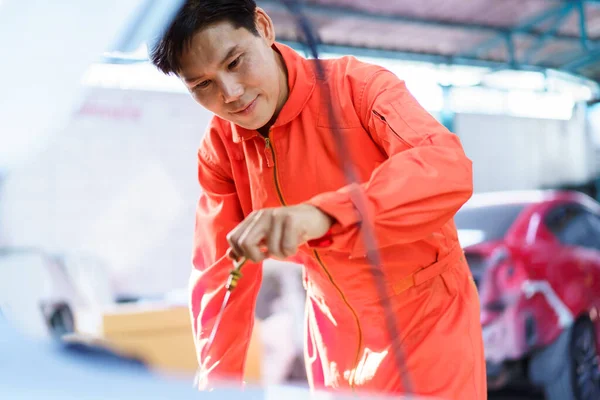 Kıdemli Asyalı Bir Adam Yağ Çubuğu Göstergesi Kullanarak Araç Yağı — Stok fotoğraf