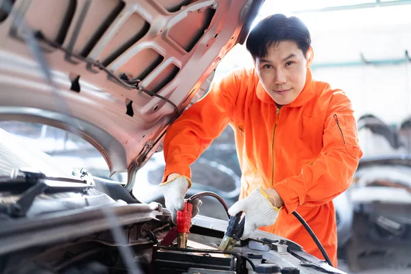 Professionelle Unterstützung Durch Einen Pannenhelfer Der Ein Notstartkabel Benutzt Eine — Stockfoto