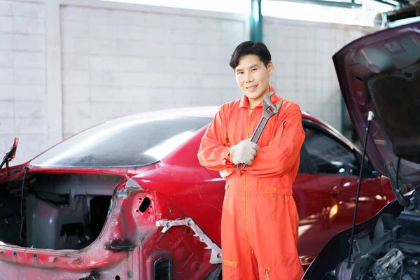 Otomobil Tamircisi Asyalı Profesyonel Otomotiv Teknisyeni Kameraya Gülümseyen Bir Tamirci — Stok fotoğraf