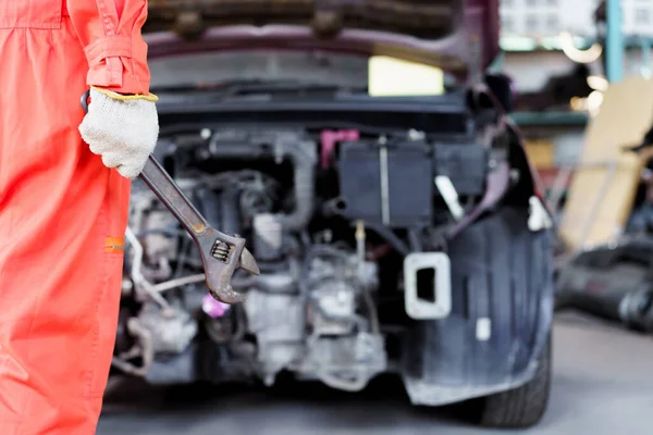 Kfz Techniker Der Der Autowerkstatt Arbeitet Techniker Der Einen Schraubenschlüssel — Stockfoto