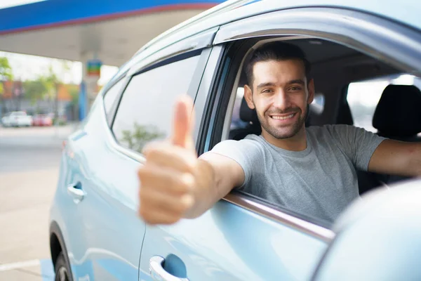 Feliz Conductor Coche Masculino Asiático Alegre Agitando Mostrando Pulgar Hacia — Foto de Stock