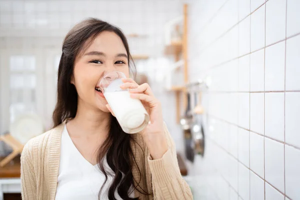 Счастливая Азиатская Женщина Утрам Пьет Молоко Кухне Улыбается Фотоаппарату Счастливая Стоковое Фото