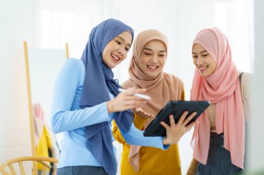 Zeki Asyalı Müslüman bir kadın grubu odada dikiliyor ve birlikte tartışıyorlar. Modern Müslüman toplumu kavramı, kadın Müslüman öğrenci konuşması..