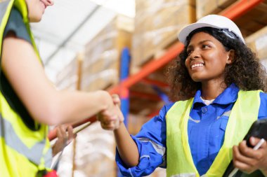 Bir grup profesyonel depo çalışanı ya da mühendis depoda tartışıyorlar..