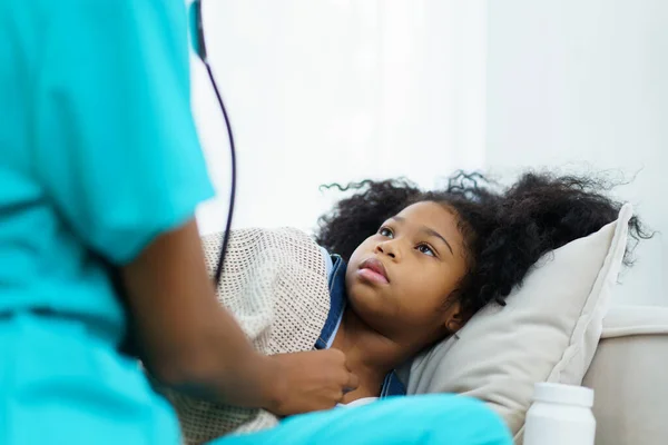 Afrikai Amerikai Etnikai Nőgyógyász Kislány Kórházban Gyermekorvos Aki Egy Kislányhoz — Stock Fotó