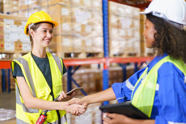 Группа профессиональных работников склада или инженеров, которые вместе обсуждают вопросы на складе.