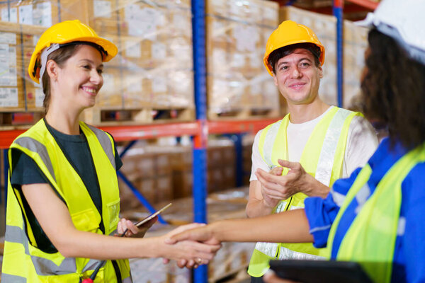 Группа профессиональных работников склада или инженеров, которые вместе обсуждают вопросы на складе.