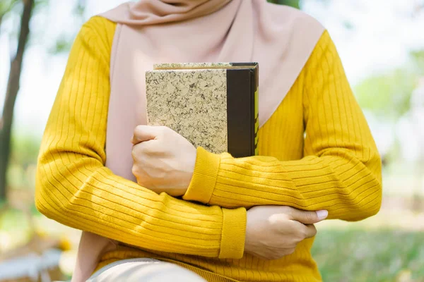 Szczęśliwy Wesoły Azjatycki Piękny Kobieta Muzułmanin Student Trzyma Książkę Patrząc — Zdjęcie stockowe