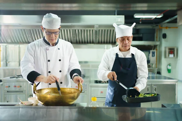아시아 식당에서 요리하는 아시아 요리사 요리에서 요리사로 요리하는 남자들 — 스톡 사진