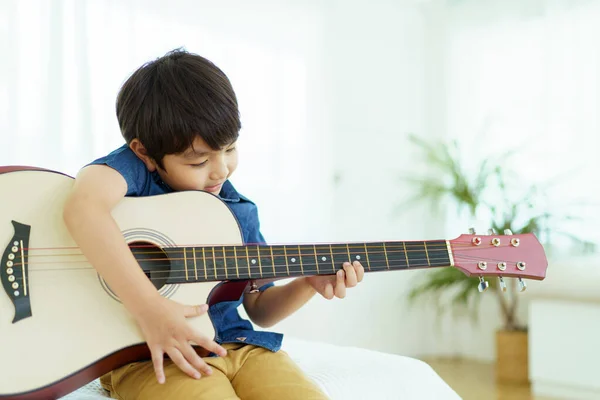 Счастливый Веселый Азиатский Мальчик Практикуется Играть Акустической Гитаре Спальне Милый — стоковое фото