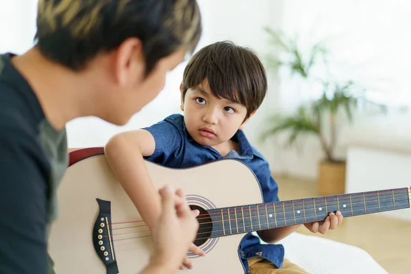Petit Garçon Asiatique Jouant Une Guitare Acoustique Avec Son Père — Photo