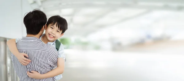 Szczęśliwy Wesoły Mały Chłopiec Azjatycki Biegnie Ojca Stacji Kolejowej Lub — Zdjęcie stockowe