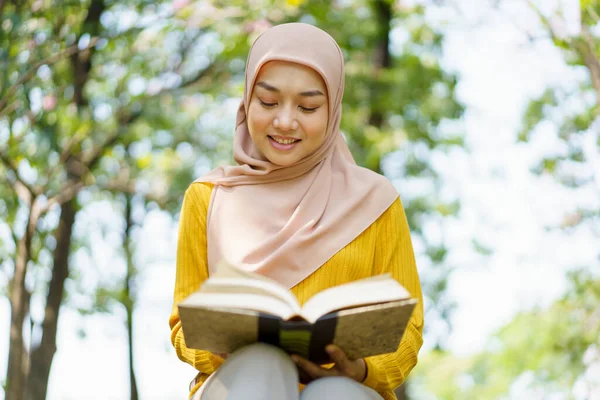 Fröhlich Fröhliche Asiatische Schöne Muslimische Studentin Die Ein Buch Der — Stockfoto