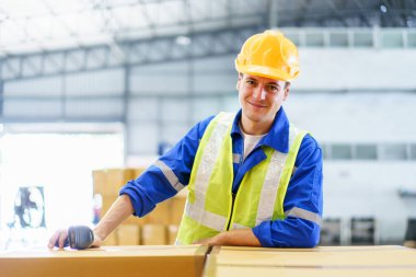 Kafkas beyaz depo çalışanlarının portresi. Depoda çalışan beyaz işçi. Güvenlik kaskı ve yeleği olan yakışıklı beyaz depo çalışanı..