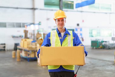 Fabrikada ya da depoda çalışan Kafkas asıllı profesyonel beyaz erkek depo çalışanı. Beyaz erkek depo çalışanı toplanıyor ve paket paketi gösteriyor..