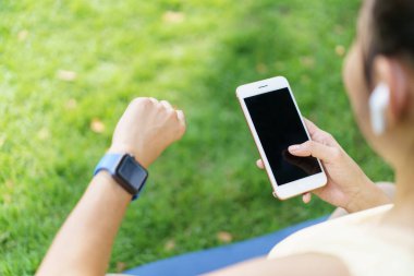 Güzel, zeki ve yakışıklı Asyalı yetişkin bir kadın güzel bir günde yoga ya da vücut ağırlığı egzersizi yapıyor ve çim tarlasında yoga yapıyor. Refah ve sağlıklı yaşam tarzı kavramı..