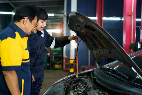 Team Vehicle Technicians Checking Measuring Vehicle Oil Engine Engine Lubricant — Stock Photo, Image