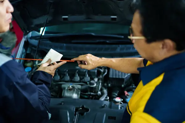 Team Vehicle Technicians Checking Measuring Vehicle Oil Engine Engine Lubricant — Stock Photo, Image