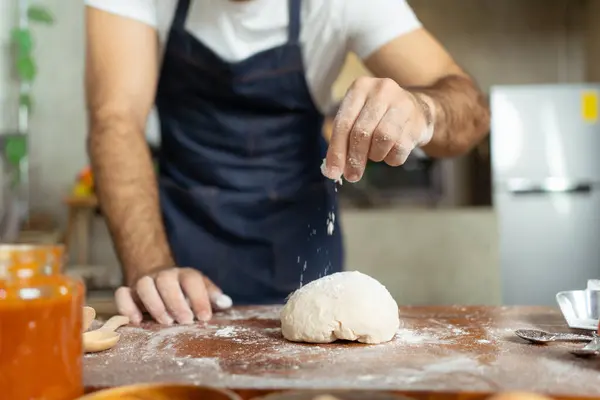 Chef Italiano Alegre Feliz Fazendo Uma Massa Pizza Fresca Mesa — Fotografia de Stock