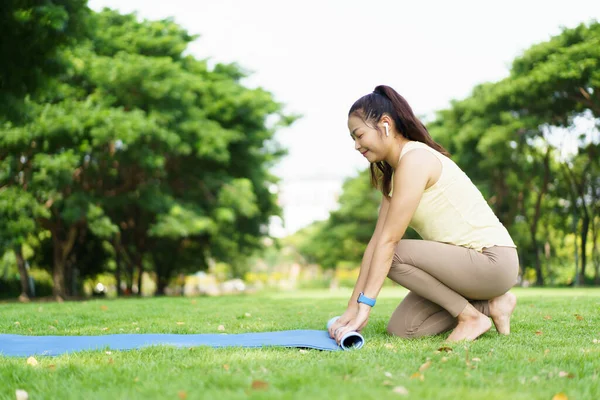 Счастливая Красивая Азиатская Женщина Катает Упражнение Коврик Йоги Травяном Поле Стоковая Картинка