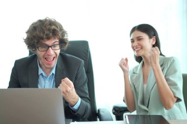 Asyalı işadamı ve iş kadını ofiste birlikte konuşuyor, bir işadamı, kadın sekreteriyle dizüstü bilgisayardaki iş projesi hakkında konuşuyor ya da tartışıyor - bilgisayar ekranı.