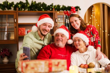 Mutlu - neşeli beyaz aile Noel arifesini ve Yeni Yıl festivalini birlikte kutluyor, Kafkasyalı beyaz aile Noel partisinde birlikte şarap içiyor..