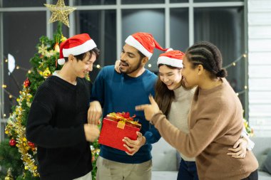 Çeşitli etnik kökenden gelen bir grup genç, bir Noel ve yeni yıl partisini bir sürü yiyecek ve içecekle birlikte kutlamayı seviyor. Arkadaşlar Noel 'i ve yeni yılı kutlar ve şarap içerler..