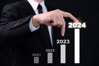 Yeni yıl 2024 iş büyümesi ve başarı kavramı. Modern güzel grafikle iş adamı iş başında.