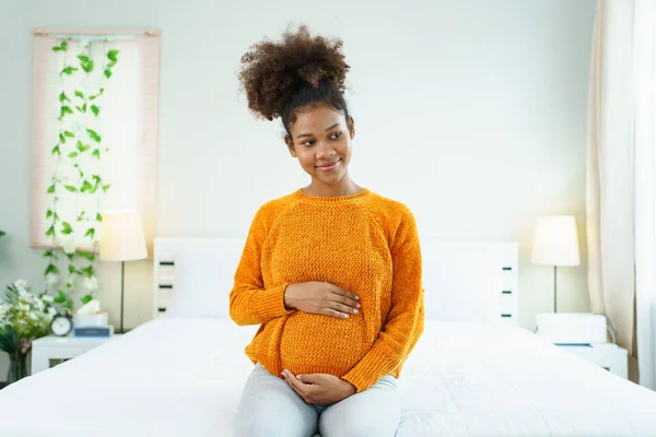 Счастливый Веселый Афроамериканец Черный Беременная Женщина Стоит Окна Спальне Наслаждаться Лицензионные Стоковые Изображения