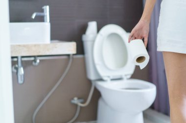 Asyalı genç bir kadın mide ağrısı ve gıda zehirlenmesi geçirip tuvalete ya da tuvalete gidiyor. Kadınlar tuvaletten bir rulo kağıt alır..