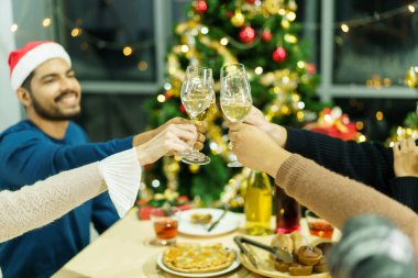 Çeşitli etnik kökenden gelen bir grup genç, bir Noel ve yeni yıl partisini bir sürü yiyecek ve içecekle birlikte kutlamayı seviyor. Arkadaşlar Noel 'i ve yeni yılı kutlar ve şarap içerler..