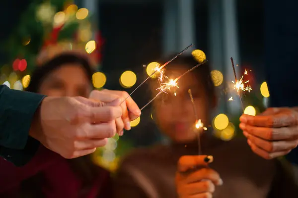 Grupo Diversos Grupos Étnicos Jóvenes Disfrutan Celebrando Una Fiesta Navidad Imagen De Stock