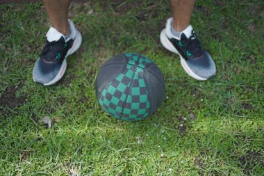 Aktif Asyalı amatör basketbol oyuncusu açık hava sokak basketbol sahasında basketbol çalışıyor veya oynuyor. Asyalı genç adam dışarıda tek başına egzersiz yapıyor. Sağlıklı yaşam tarzları konsepti.