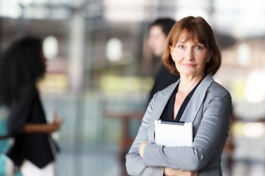 Ofis koridorunda dikilen çeşitli etnik kökenden iş adamları, iş adamı ve iş kadını ofiste konuşuyor. İş ortaklığı ve takım çalışması kavramı.