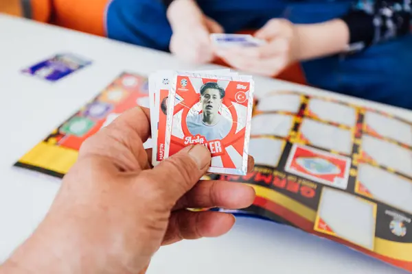 Berlín Německo Apr 2024 Trading Cards Teenager Boy Topps Collectors — Stock fotografie
