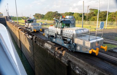Panama Kanalı elektrikli katır Mars 'ı Panama Kanalı Atlantik tarafında ilk kilide taşıyor..