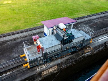 Viking gemisinin pruvasından elektrik katırına bakıyorum.