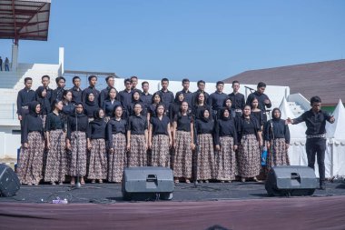 Semarang, Endonezya - 8 Ağustos 2019: Diponegoro Üniversitesi yeni öğrencileri karşılama korosu, Diponegoro Üniversitesi 2019 Genç Diponegoro Oryantasyonu, Orientasi Diponegoro Muda (ODM) 2019