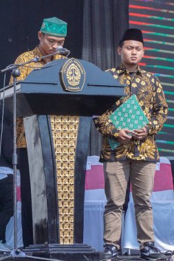 Semarang, Endonezya - 8 Ağustos 2019: Yeni öğrenci etkinliğinde dua okunması, Diponegoro Üniversitesi 2019 Genç Diponegoro Oryantasyonu, Orientasi Diponegoro Muda (ODM) 2019