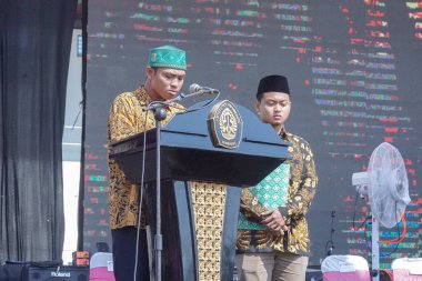 Semarang, Endonezya - 8 Ağustos 2019: Yeni öğrenci etkinliğinde dua okunması, Diponegoro Üniversitesi 2019 Genç Diponegoro Oryantasyonu, Orientasi Diponegoro Muda (ODM) 2019